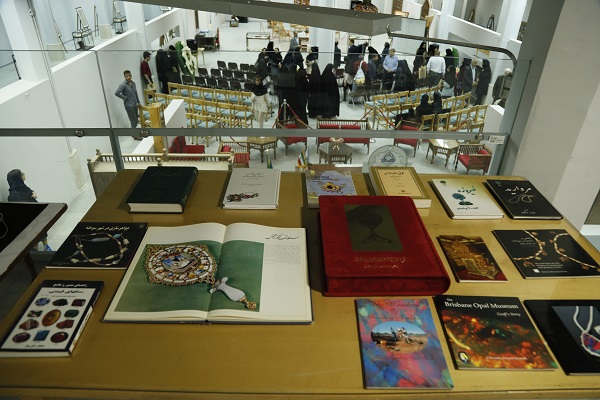 افتتاح نمایشگاه از گوهر زمین تا پهنه تاریخ در مراسم روز جهانی موزه ها