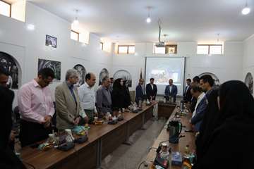 تأکید رئیس دانشگاه اصفهان بر شبکه‌سازی علمی و تحول در آموزش در مراسم معارفه رئیس دانشکده علوم جغرافیا   و برنامه ریزی 